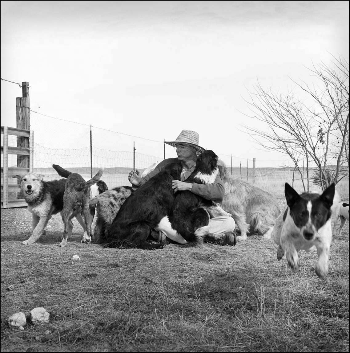 Lineaus Lorette with all his Dogs_© James H. Evans